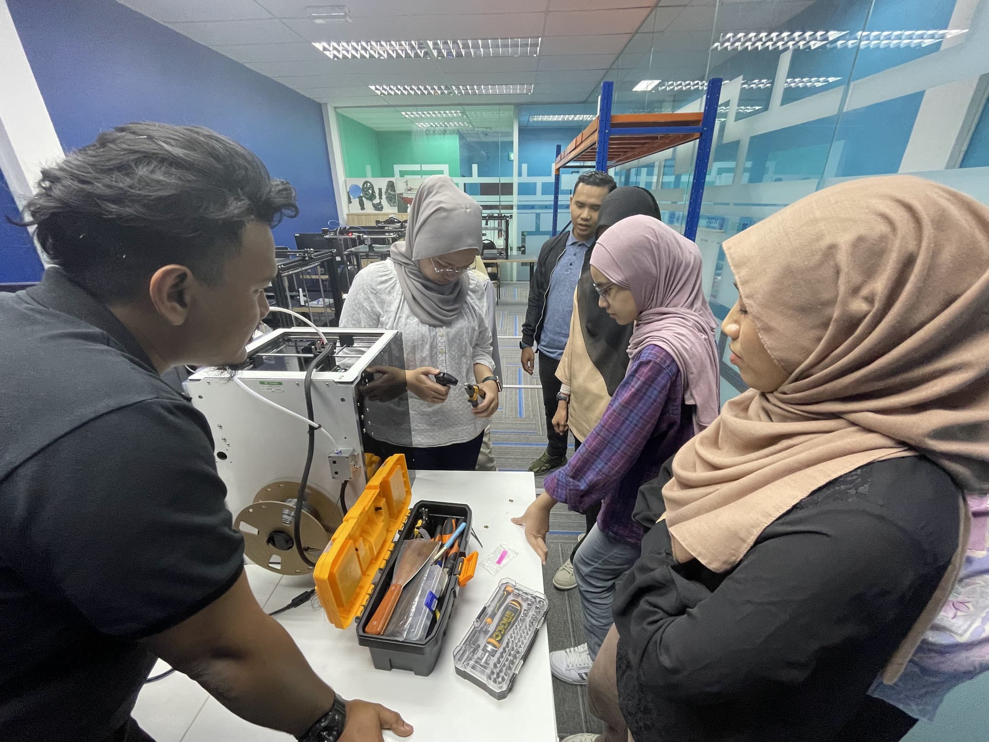 Naim explaining 3D printer usage 1