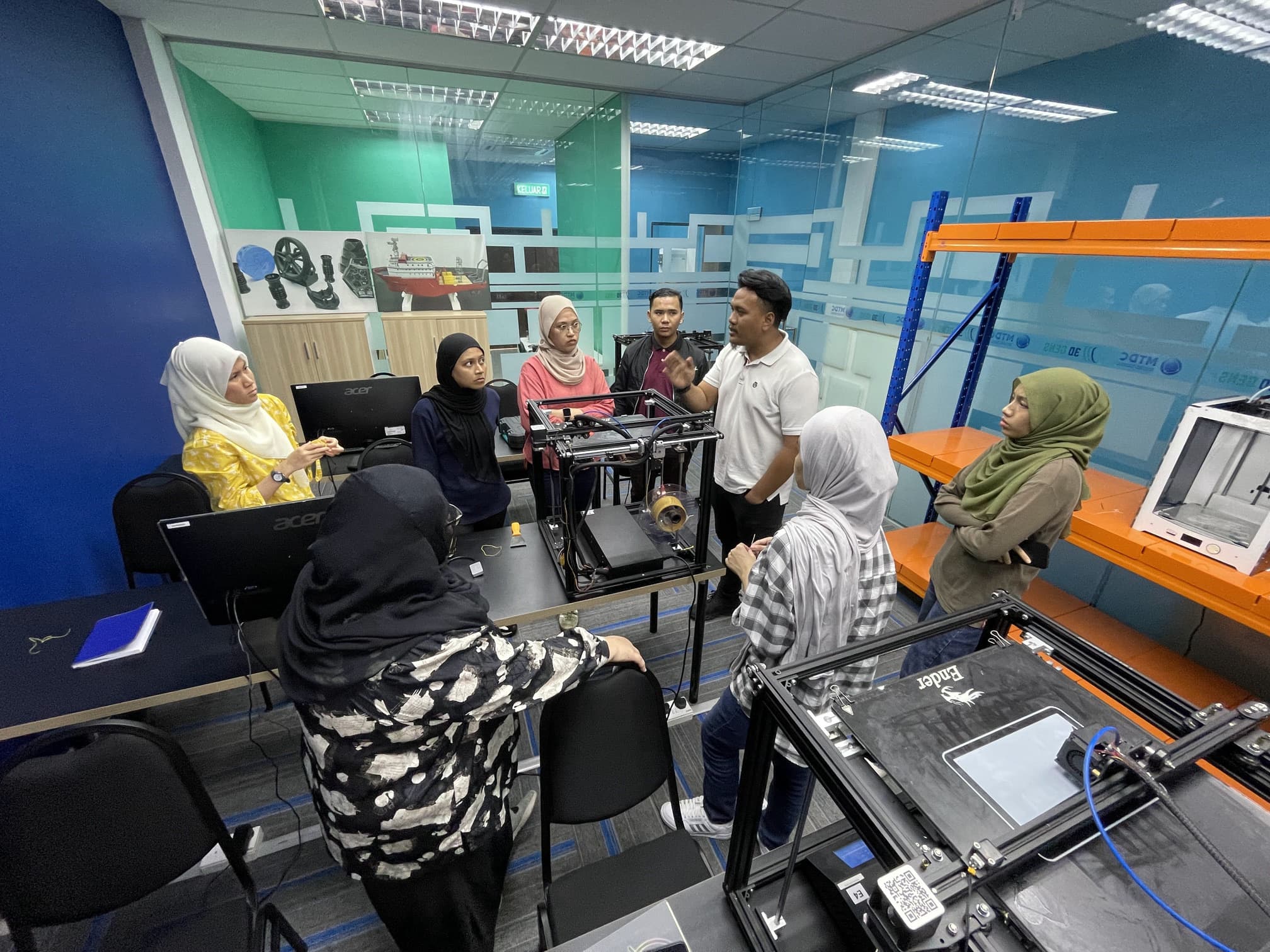 Naim explaining 3D printer usage 2