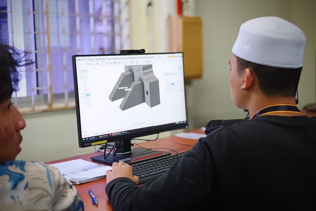 girl using 3d printer to print klcc